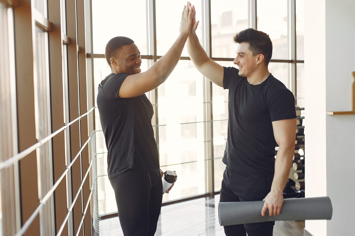 Coach sportif animant une séance en entreprise